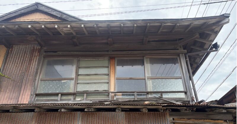 福間駅海沿いの廃墟。錆びたトタンの壁。2階の窓は、昭和ガラスのつぎはぎ感がリアル。
