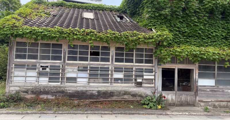 福間駅海沿いの廃墟。おそらく以前がたくさんの従業員を抱えた新聞特売店ではないか。