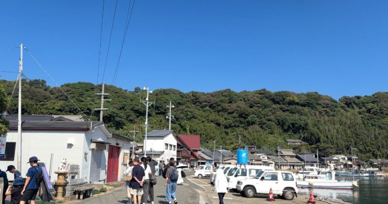2便目のフェリーが到着した夏の相島港周辺の様子