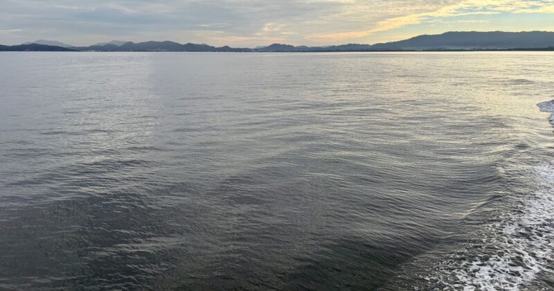 相島へ向かうフェリーから見える朝の海と白波