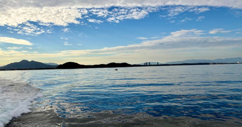 フェリーデッキ2階から見える海の景色